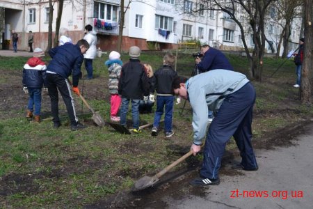 Житомиряни активно долучаються до весняного прибирання