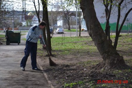 Житомиряни активно долучаються до весняного прибирання