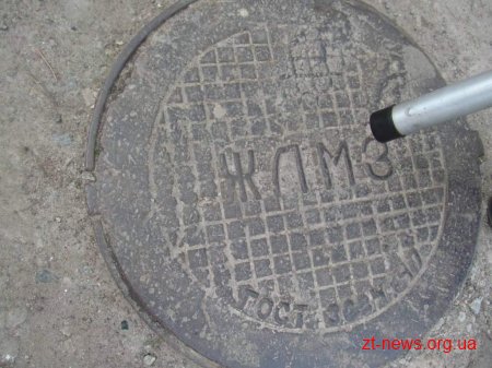 Фахівці Житомирського водоканалу провели порівняльне вимірювання радіації люків Житомира