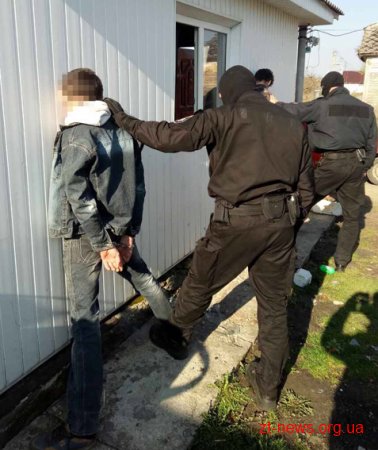 У будинку жителя смт. Мирополя поліція знайшла зброю та наркотики