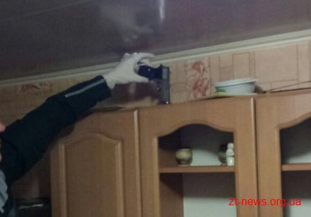 У будинку жителя смт. Мирополя поліція знайшла зброю та наркотики