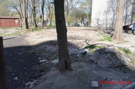Радник мера перевірив хід прибирання прибудинкових територій від будівельного сміття