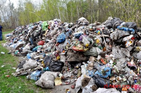 Жителі Пулинського району заблокували вантажівку з львівським сміттям