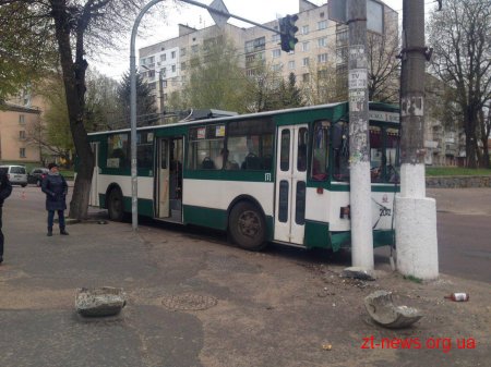 Поліцейські знайшли автомобіль, який "змусив" водія тролейбусу врізатись в стовп
