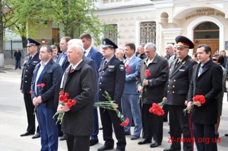 У річницю аварії на ЧАЕС у Житомирі вшанували загиблих Героїв