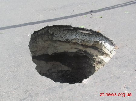 На вулиці Східній знову провалився асфальт