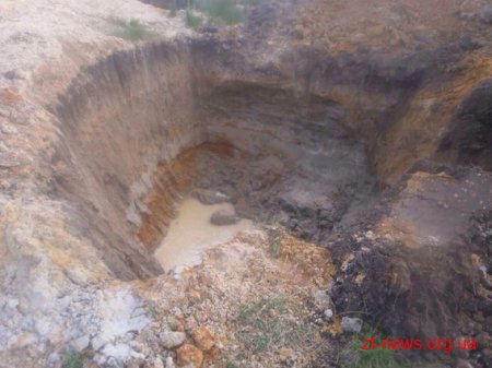 Двоє чоловіків у пошуках сонячного каміння орудували екскаваторами на Житомирщині