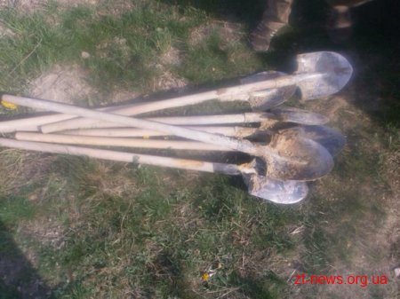 Двоє чоловіків у пошуках сонячного каміння орудували екскаваторами на Житомирщині