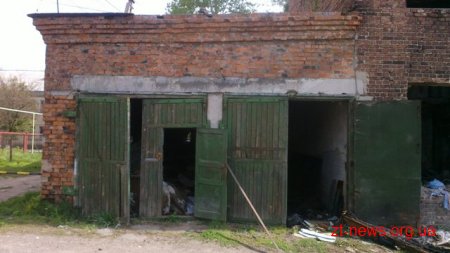 У Коростені під час пожежі в пустуючій будівлі вогнеборці врятували безхатченка