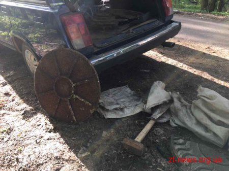 У Житомирі поліція затримала крадіїв кришок з каналізаційних люків