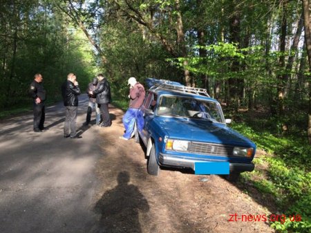 У Житомирі поліція затримала крадіїв кришок з каналізаційних люків