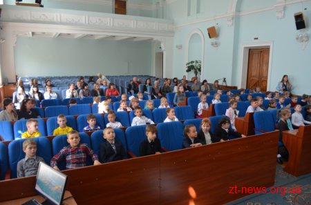 200 дітей отримали сертифікати про проходження міської програми «Уроки плавання»