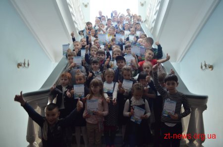 200 дітей отримали сертифікати про проходження міської програми «Уроки плавання»