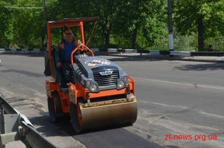 Комунальні служби міста активізували роботи з ремонту доріг