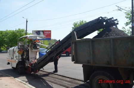 Комунальні служби міста активізували роботи з ремонту доріг