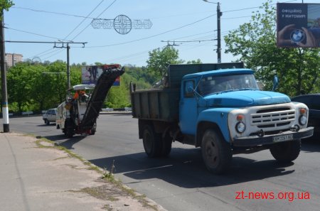 Комунальні служби міста активізували роботи з ремонту доріг