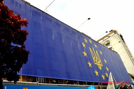 У Житомирі встановили найбільший рекордний прапор ЄС в Україні