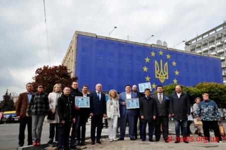 У Житомирі встановили найбільший рекордний прапор ЄС в Україні