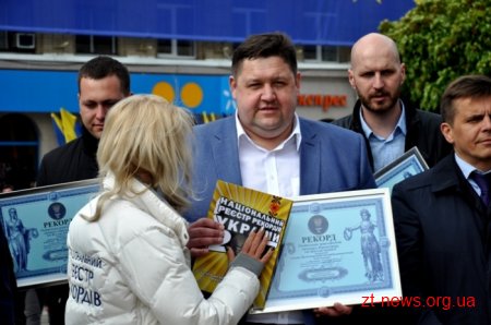 У Житомирі встановили найбільший рекордний прапор ЄС в Україні