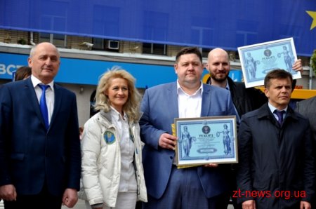 У Житомирі встановили найбільший рекордний прапор ЄС в Україні