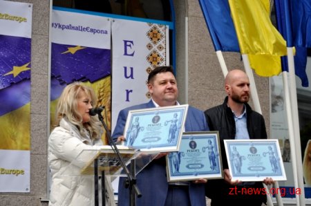 У Житомирі встановили найбільший рекордний прапор ЄС в Україні
