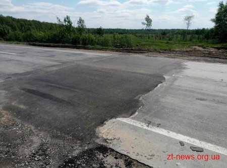 На трасі Київ-Чоп Житомирського району ліквідували яму утворену зсувом бетонного покриття