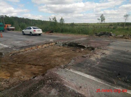 На трасі Київ-Чоп Житомирського району ліквідували яму утворену зсувом бетонного покриття