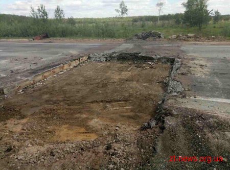 На трасі Київ-Чоп Житомирського району ліквідували яму утворену зсувом бетонного покриття