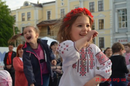 Сотні житомирян взяли участь у «Вишиваній ході»