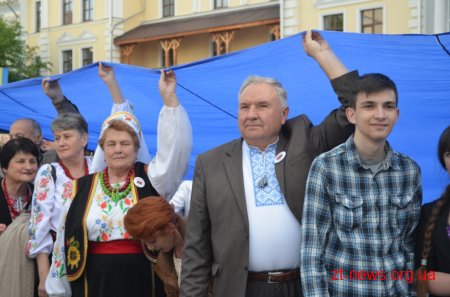 Сотні житомирян взяли участь у «Вишиваній ході»