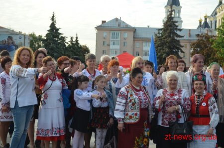 Сотні житомирян взяли участь у «Вишиваній ході»