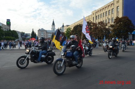 Сотні житомирян взяли участь у «Вишиваній ході»