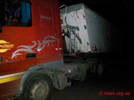 На Житомирщині мешканці села допомогли затримати фуру, яка вивантажила львівське сміття