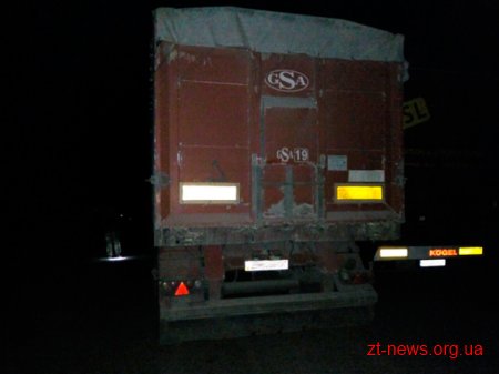 На Житомирщині мешканці села допомогли затримати фуру, яка вивантажила львівське сміття
