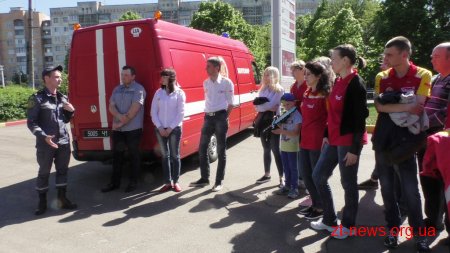 Рятувальники провели показові заняття для працівників однієї з автозаправних станцій Житомира