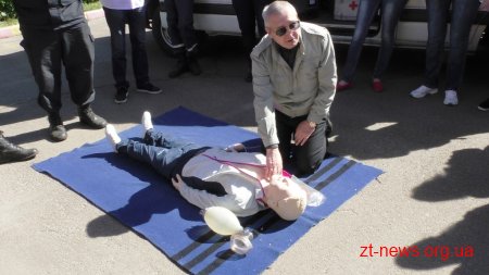 Рятувальники провели показові заняття для працівників однієї з автозаправних станцій Житомира