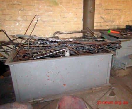 Двоє працівників бронетанкового заводу викрадали металеві частини відходів виробництва