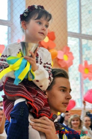 У Житомирі Марина Порошенко привітала школярів зі святом "Останнього дзвоника"