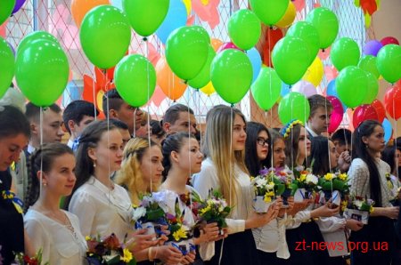 У Житомирі Марина Порошенко привітала школярів зі святом "Останнього дзвоника"