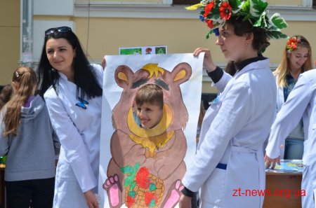 Вулиця Михайлівська на один день перетворилася на профорієнтаційні простори для дітей та їх батьків