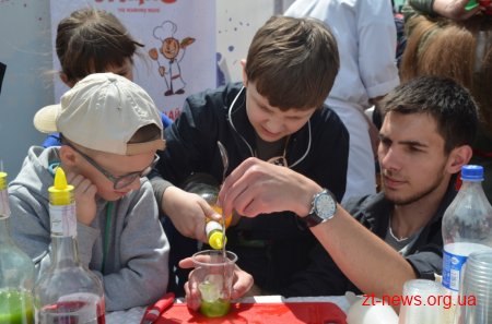 Вулиця Михайлівська на один день перетворилася на профорієнтаційні простори для дітей та їх батьків