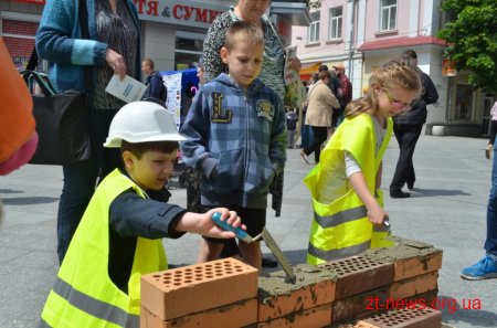 Вулиця Михайлівська на один день перетворилася на профорієнтаційні простори для дітей та їх батьків