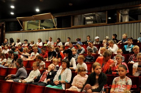 500 дітей Житомирщини переглянули виставу «Аліса в країні чудес»