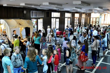 500 дітей Житомирщини переглянули виставу «Аліса в країні чудес»