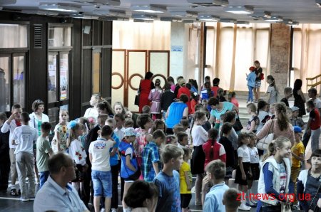 500 дітей Житомирщини переглянули виставу «Аліса в країні чудес»