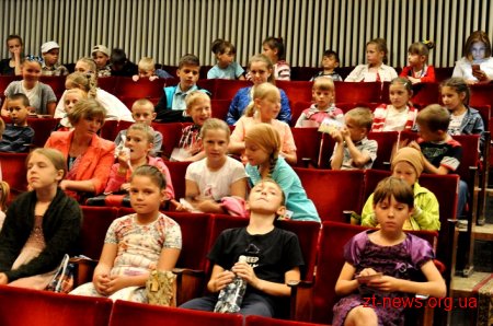 500 дітей Житомирщини переглянули виставу «Аліса в країні чудес»