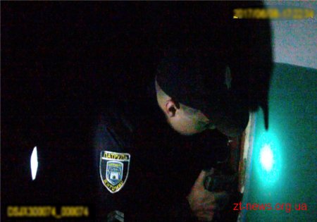 Патрульні поліцейські врятували бабцю, яка звисала з балкону