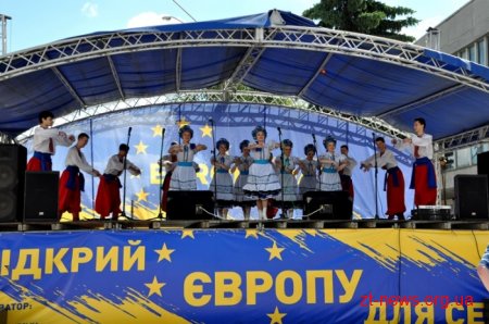 У Житомирі студенти коледжу культури і мистецтв виконували пісні мовами Європи