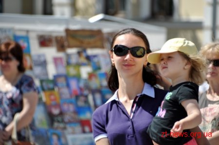 У Житомирі студенти коледжу культури і мистецтв виконували пісні мовами Європи