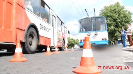 Травмована під колесами тролейбуса жінка померла в лікарні
